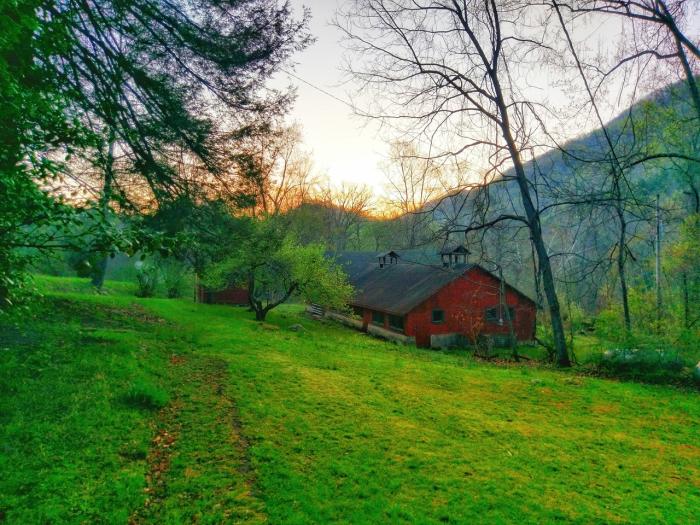 The barn at Pine Mountain Settlement School, photo by Sky Marietta